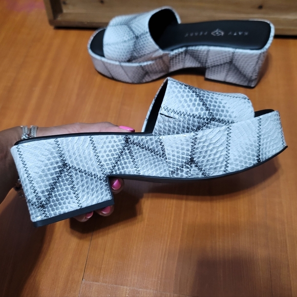 Katy Perry The Busy Bee Block Heel Sandals Sz 8.5 - Picture 6 of 9